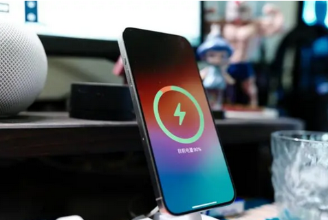 东明苹果15换屏服务分享用什么充电器给iPhone15充电更好 